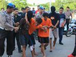 jambret-menunjukan-barang-bukti-hasil-kejahatan-dan-moto.jpg