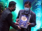 james-riady-raih-lifetime-achievment-pada-golden-property_20211021_221237.jpg