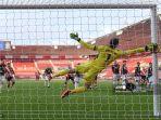 james-ward-prowse-3r-menyaksikan-tendangan-bebasnya-mengalahkan-david-de-gea.jpg