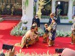jan-ethes-yang-tampak-senang-bisa-dapat-udik-udik-yang-disebar-iriana-jo.jpg