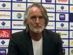 jan-olde-riekerink-dalam-konferensi-pers-usai-menang.jpg
