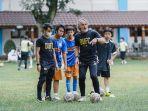 jan-olde-riekerink-saat-memberikan-coaching-clinic.jpg