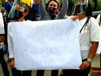 janda-aksi-di-depan-kantor-anies.jpg