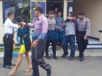 janda-pesta-sabu-ditangkap_20161109_114057.jpg