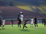 jandia-eka-putra-merebut-bola-dari-pemain-arema-fc-feby-eka-putra.jpg