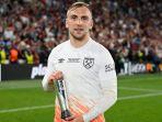 jarrod-bowen-pegang-tropi-uefa.jpg