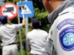 jasa-raharja-kota-semarang-bersihkan-rambu-rambu-lalin-darat_20190809_225535.jpg