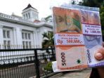 jasa-tukar-uang-pinggir-jalan-ramai-di-sekitar-kantor-bi-jabar_20230410_191847.jpg