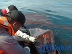 jasad-diduga-korban-tumpahan-minyak-di-teluk-balikpapan_20180403_102723.jpg