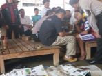 jasad-firman-hidayat-15-seorang-pelajar-smk-swasta-di-pasuruan-ditutupi-koran_20170712_203934.jpg