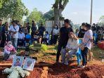 jasad-ibu-dan-anak-ditemukan-tewas-membusuk-di-cilandak-dimakamkan-satu-tiang-lahat-di-tpu.jpg