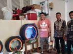jauh-jauh-dari-klaten-dua-pria-ini-datangi-rumah-raffi-ahmad-beri-hadiah-akuarium-dari-ban-bekas.jpg
