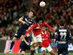 jay-barnett-kiri-dari-victory-dan-tahith-chong-dari-manchester-united-memperebutkan-bola.jpg