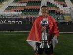 jay-idzes-rayakan-promosi-ke-serie-a-bersama-venezia-dengan-membawa-bendera-indonesia.jpg