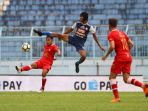 jayus-hariono-terbang-halangi-bola-samsul-arif_20181124_202250.jpg