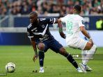 jean-onana-kiri-berebut-bola-dengan-pemain-depan-saint-etienne-prancis.jpg