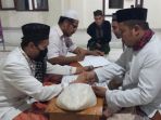 jelang-hari-raya-idul-fitri-warga-membayar-zakat-fitrah_20200518_221911.jpg