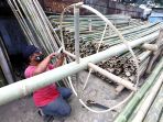 jelang-hut-ke-75-ri-bambu-panjat-pinang-sepi-pembeli_20200810_222523.jpg