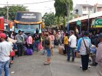 jelang-larangan-pemudik-tumpah-ruah-di-terminal-kalideres_20200423_213412.jpg