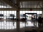 jelang-libur-nataru-penumpang-di-terminal-pulo-gebang-ramai_20211221_184246.jpg