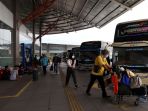 jelang-libur-nataru-penumpang-di-terminal-pulo-gebang-ramai_20211221_185433.jpg