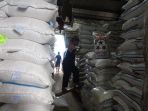 jelang-ramadhan-stock-beras-di-pasar-induk-cipinang-aman_20200403_171143.jpg