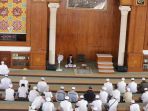 jemaah-berzikir-dan-karangan-bunga-sambut-alm-arifin-ilham_20190523_133525.jpg