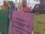 jemaah-demo-saat-sidang-putusan-ceo-abu-tours.jpg