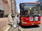 jemaah-haji-asal-indonesia-menaiki-bus-yang-akan-menuju-ke-arafah-h.jpg