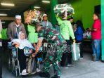 jemaah-haji-debarkasi-surabaya-tiba-di-tanah-air.jpg