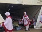 jemaah-haji-memanfaatkan-waktu-sejenak-di-padang-arafah-5.jpg
