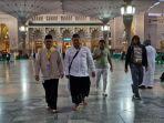 jemaah-haji-tanpa-alas-kaki-di-madinah.jpg