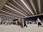 jemaah-haji-terlihat-khusyu-berdoa-di-depan-area-lempar-jumrah-di-jamarat.jpg
