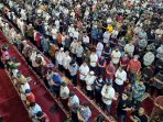 jemaah-masjid-pusdai-jabar-salat-gaib-untuk-emmeril-khan-mumtadz_20220603_221006.jpg
