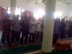 jemaah-masjid-taufiqurrahman-mensalatkan-jenazah-mayang_20141101_115456.jpg