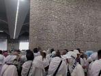 jemaah-melakukan-lempar-jumrah-di-jamarat.jpg
