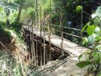 jembatan-bambu-di-kampung-situ-bereum-rt-0101_20170911_163416.jpg