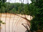 jembatan-gantung-ambruk-di-jambi-puluhan-orang-terseret-arus-sungai.jpg