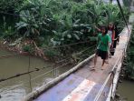 jembatan-gantung-di-pinggiran-ibukota_20170425_192702.jpg