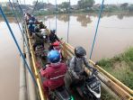 jembatan-gantung-di-sungai-citarum-dipadati-sepeda-motor_20180306_200738.jpg