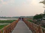 Jembatan Kayu Waduk Cengklik, Pilihan Wisata Murah Meriah yang Lagi Hits di Boyolali