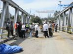 jembatan-krueng-teunom-ditutup-enam-jam-lintasan-banda-meulaboh-lumpuh-total_20170406_212645.jpg