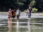 jembatan-putus-siswa-harus-seberangi-sungai-untuk-ke-sekolah_20210205_232141.jpg
