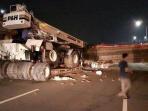 jembatan-roboh-dihantam-truk_20160515_233238.jpg