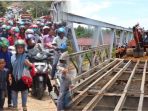 jembatan-teunom-ambruk-lalulintas-lumpuh-total_20170303_201818.jpg