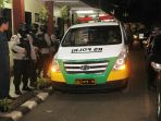 jenazah-anggota-polri-dibawa-kerumah-duka_20180509_212417.jpg