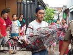 jenazah-balita-tenggelam-di-asemrowo-dibawa-seorang-kerabat-ke-musala.jpg