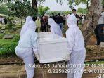 jenazah-covid-19-saat-dimakamkan-di-pemakaman-pondok-kelapa.jpg