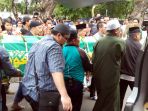 jenazah-dodi-triono-dan-dua-anaknya-dibawa-ke-tpu-tanah-kusir_20161228_105051.jpg