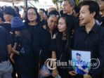 jenazah-gleen-mononutu-tiba-di-bandara-sam-ratulangi_20181002_112149.jpg